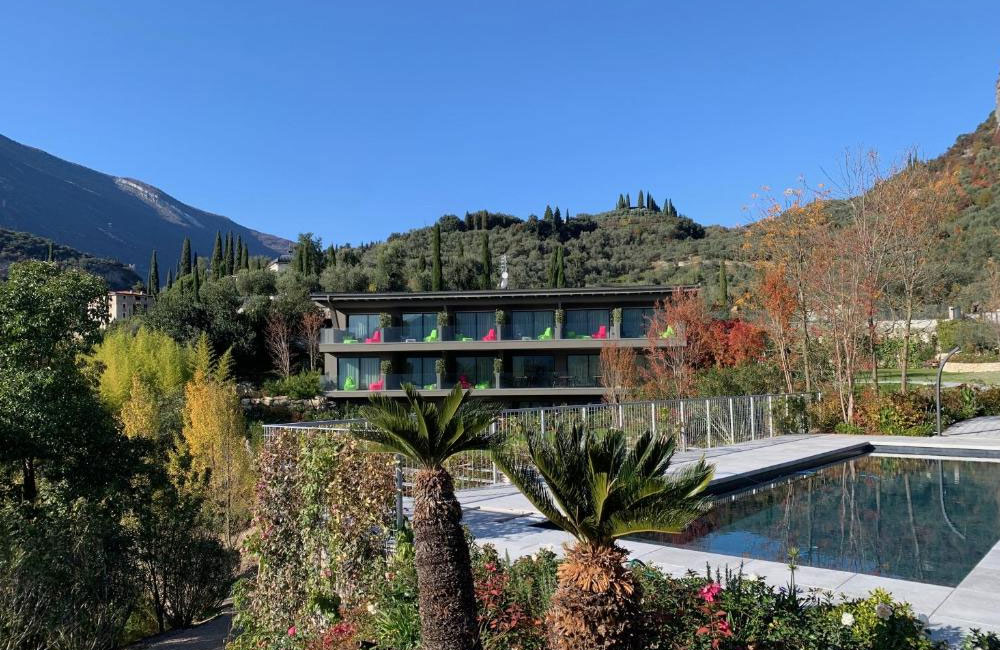 Agriturismo-con-piscina-sul-lago-di-garda-ARCOLIVE-Agrisuite