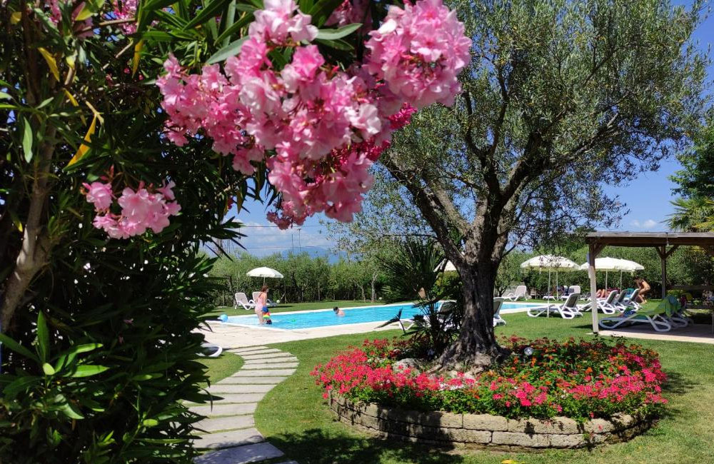 Agriturismo-con-piscina-sul-lago-di-garda-Agricampeggio-Oasi-del-Garda