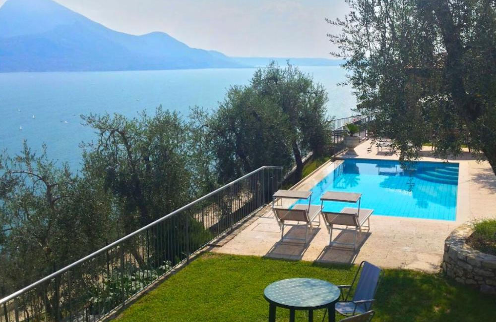 Agriturismo-con-piscina-sul-lago-di-garda-Agricampeggio-Relax