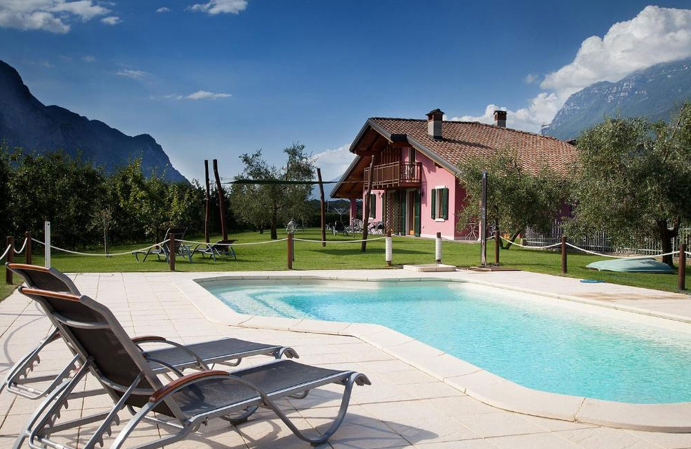 Agriturismo-con-piscina-sul-lago-di-garda--Agritur-La-Cort