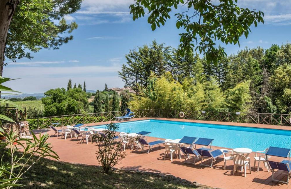 Agriturismo-in-toscana-con-Piscina-Castel-Pietraio